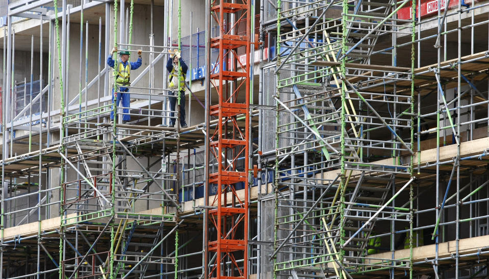 Scaffolders work on a new block of luxury apartments in Manchester, northern England, July 8, 2008. House price growth slowed further in May, government figures showed on Tuesday, reinforcing widespread evidence that a sharp housing market downturn is underway. The lagging survey from the Department of Communities and Local Government, which gauges prices when mortgage loans are made, said house prices were 3.7 percent higher on a year ago in May, down from a 4.9 percent rise in April.   REUTERS/Phil Noble (BRITAIN)