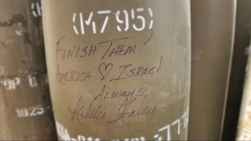 海利走訪以色列 在IDF砲彈寫下「消滅他們」。 (圖:@Rajaizaghal)