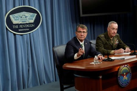 U.S. Secretary of Defense Ash Carter (L) and Chairman of the Joint Chiefs of Staff General Joseph F. Dunford hold a joint news conference at the Pentagon in Washington, U.S. July 25, 2016. REUTERS/Yuri Gripas