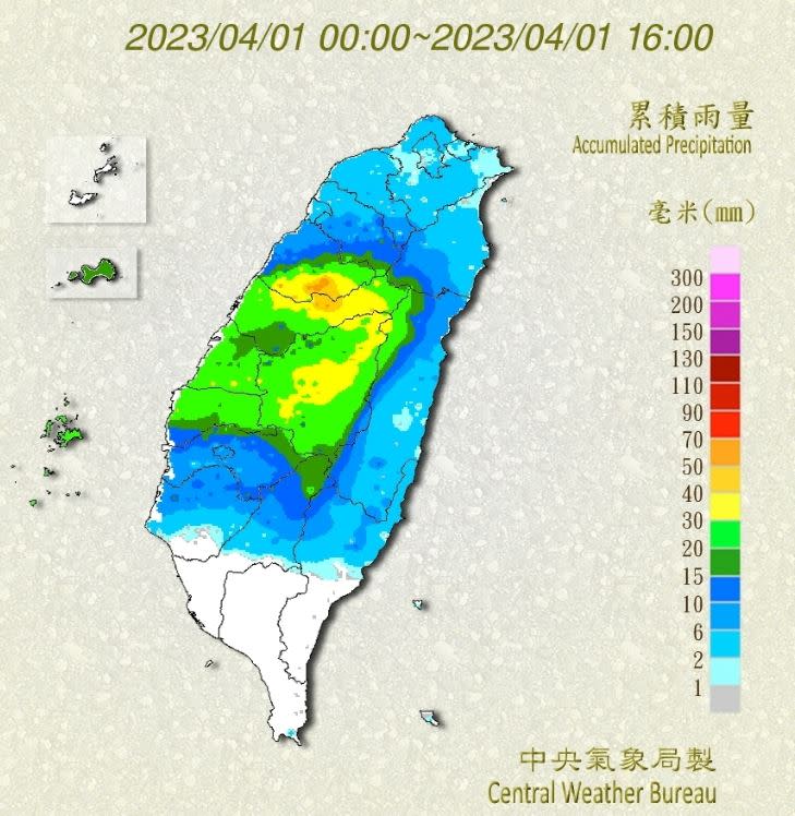 中央氣象局長鄭明典更於臉書表示，「雨帶還沒完全通過，還會持續到下午」，圖為至1日下午4時雨量累積圖。（ 圖：翻攝自中央氣象局臉書）