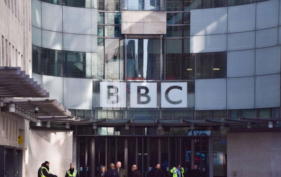 Broadcasting fee LONDON, UNITED KINGDOM - 17.01.2022: The BBC logo is seen at the entrance to Broadcasting House, the BBC's headquarters in central London. The British government has announced that it will freeze the broadcaster's budget for the next two years and abolish the broadcasting fee in 2027. (Photo by Vuk Valcic/SOPA Images/LightRocket via Getty Images)