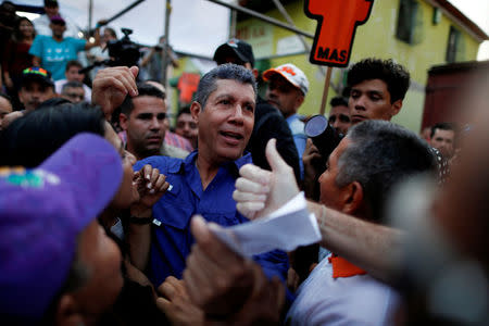 FILE PHOTO: Venezuelan presidential candidate Henri Falcon of the Avanzada Progresista party, greets supporters during a campaign rally in Caracas, Venezuela May 14, 2018. REUTERS/Carlos Garcia Rawlins/File Photo