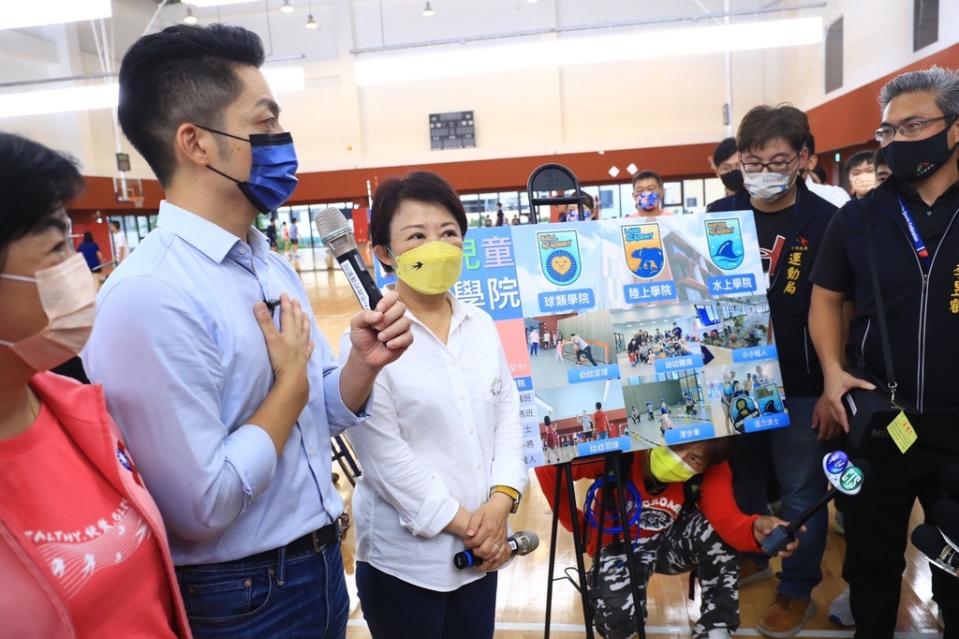 《圖說》國民黨台北市長參選人蔣萬安（左二）走訪台中，台中市長盧秀燕（左三）親自陪同訪視潭子國民暨兒童運動中心。