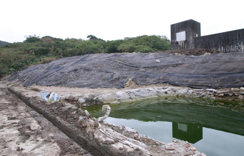 台肥基隆廠近日堆置七千六百立方公尺土方。基隆市長謝國樑三日前往視察時認為是營建廢土，市府將先依空汙法等開罰二十六點六萬元。環保局也採樣現場三處土方，檢測是否有汙染，結果將在兩週內出爐。（基隆市政府提供）