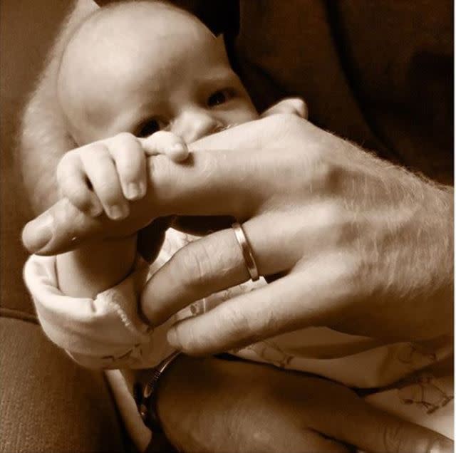 哈利王子與王妃梅根的第一個孩子亞契。(翻攝自哈利王子與王妃梅根的官方Instagram)