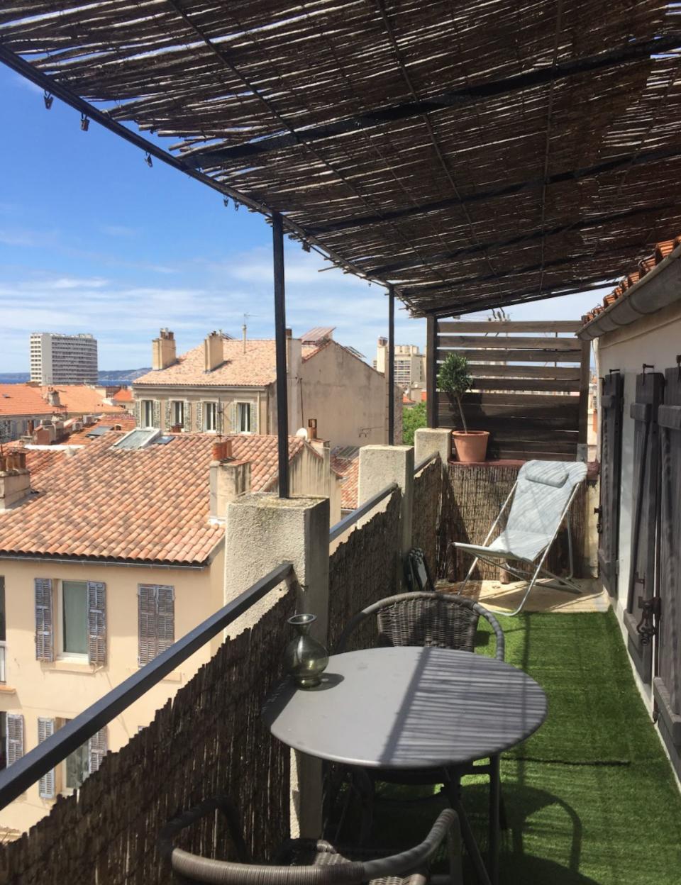 Avant : un balcon marseillais rendu plus chaleureux