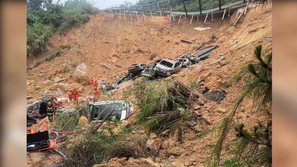 梅龍高速公路路面塌，20輛車陷落。（圖／翻攝自 微博）