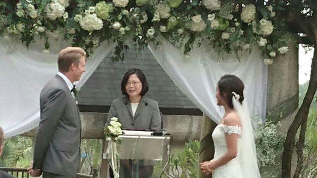 立法院長蘇嘉全的女兒蘇㛄馠（右）與女婿喬洛賓（左）前年10月結婚時，是由總統蔡英文主婚。（民眾提供）