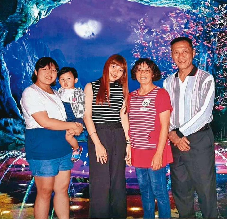2016年，Yuli（左）帶2歲兒子跟家人去香港迪士尼樂園玩。圖右為她父親。（Yuli提供）