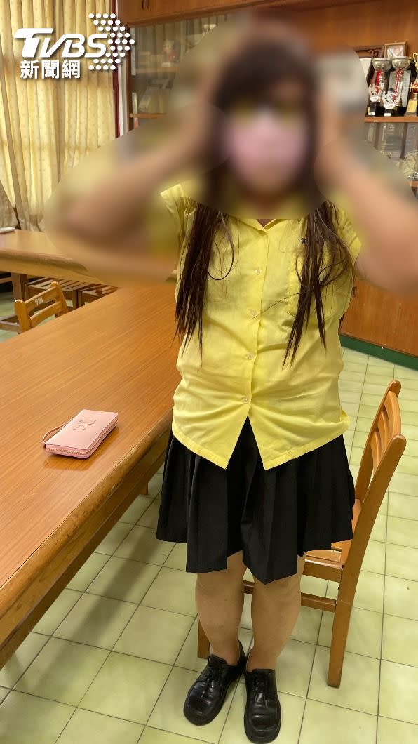 男子穿著全套景美女中制服。（圖／TVBS）