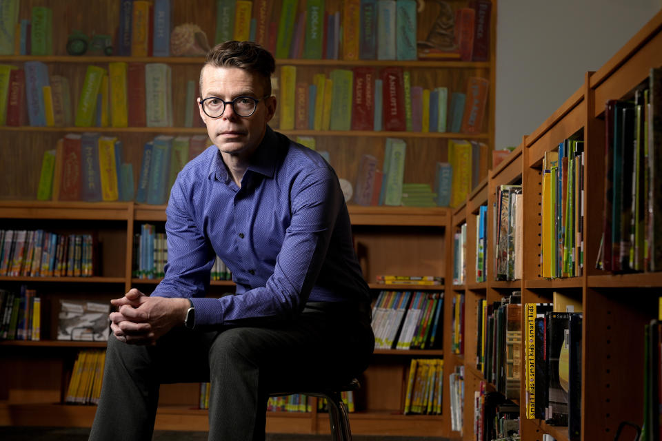 Tom Bober, bibliotecario y presidente de la Asociación de Bibliotecas Escolares de Missouri posa para un retrato el miércoles 20 de marzo de 2024, en Clayton, Missouri. (Foto AP/Jeff Roberson)