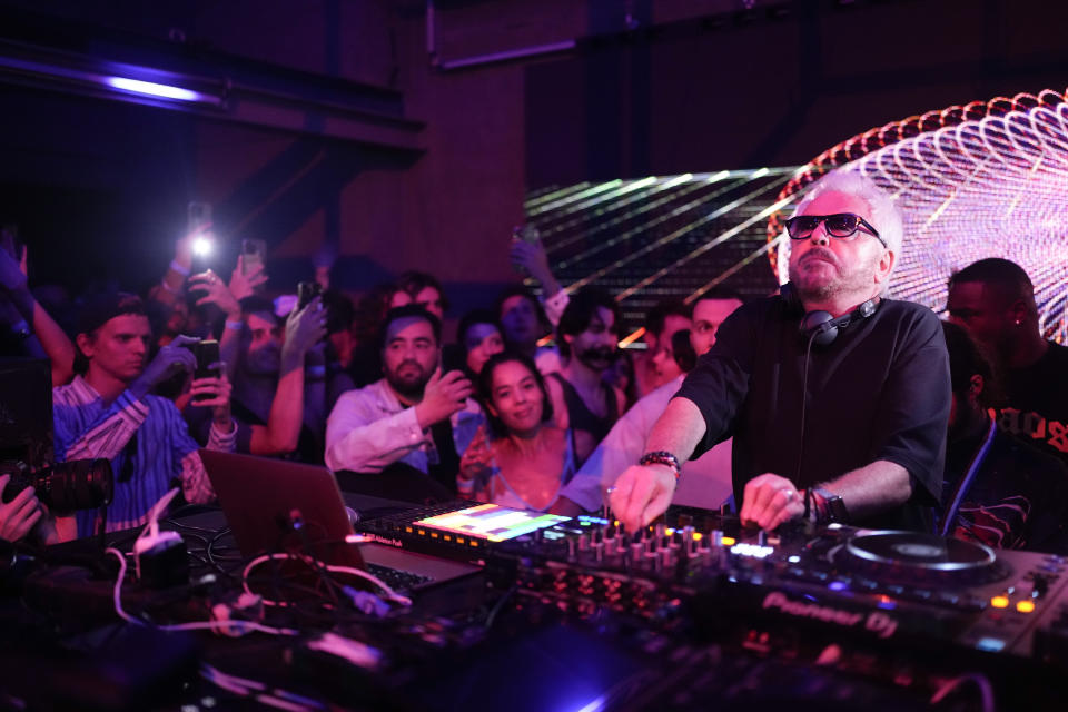 El músico francés Marc Cerrone actúa durante los DiscOlympics en el club nocturno Wanderlust en el marco de los Juegos Olímpicos de Verano de 2024, el domingo 28 de julio de 2024, en París, Francia. (Foto AP/Natacha Pisarenko)