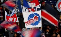 <p>Et les drapeaux sont de sortie : ambiance des grands soirs au Parc des Princes. (crédit AFP)</p>