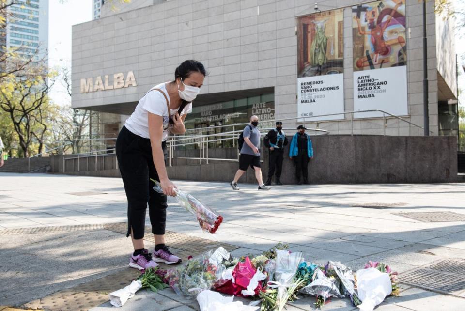 Vecinos homenajearon al inspector Juan Pablo Roldán en el lugar donde fue asesinado