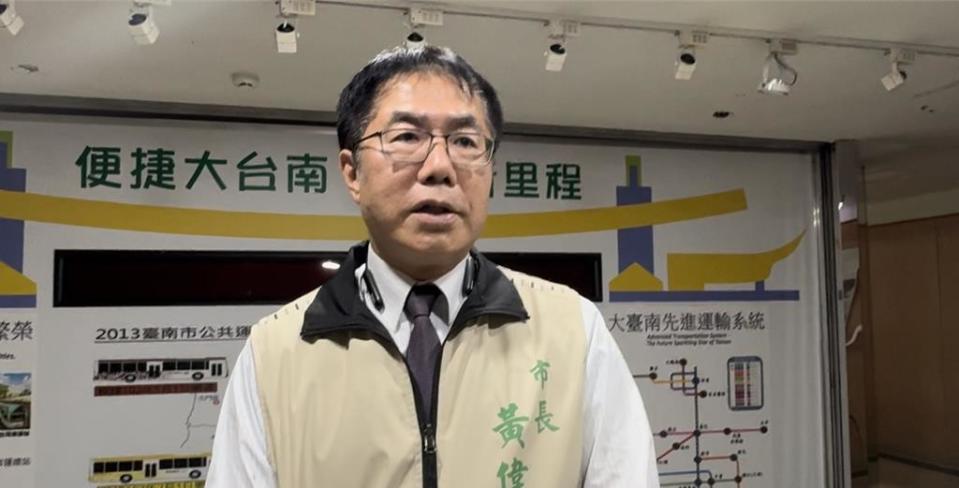 台南市長黃偉哲4日晚間宣布捐出1個月薪水。（本報資料照片）