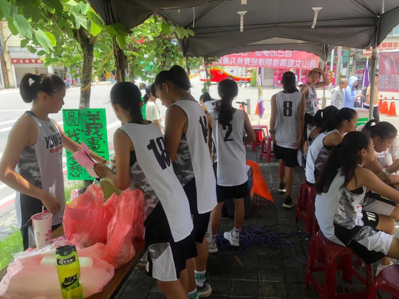 員山女籃隊員到新月廣場義賣魚丸，賺取前往新加坡與馬來西亞交流訓練的旅費。（圖／翻攝自員山女籃臉書）