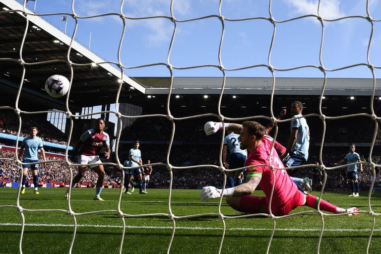 Mark Flekken sufre por uno de los dos goles de Ollie Watkins en el 3-3 entre Aston Villa y Brentford por la Premier League.