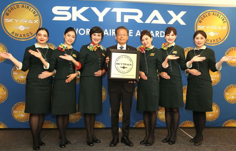 長榮航空入選「全球十大最佳航空公司」第8名，由長榮航空總經理孫嘉明(中)親自出席頒獎典禮。（圖／長榮航空提供）