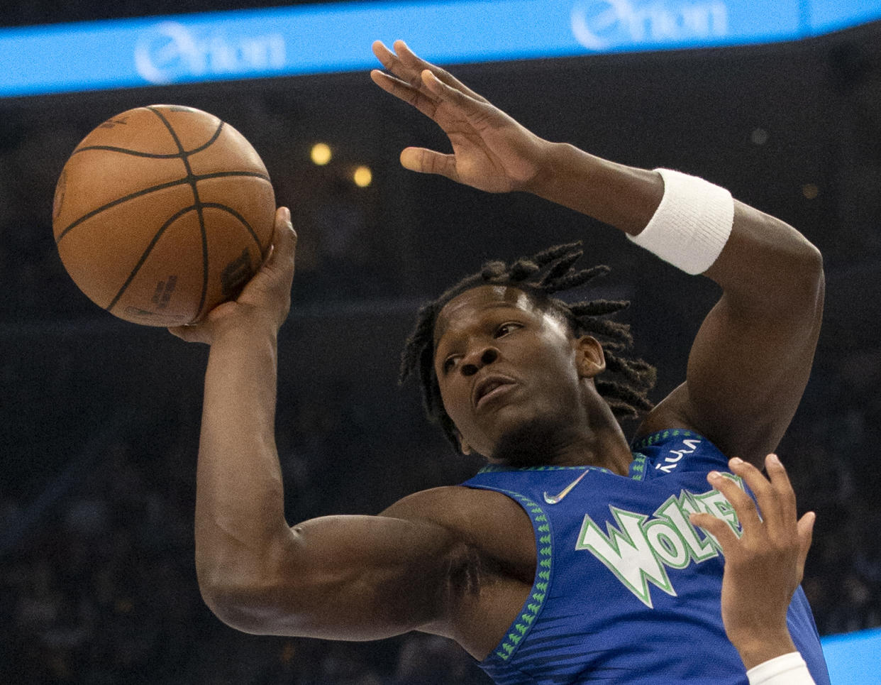 El alero de los Minnesota Timberwolves, Anthony Edwards, pasa el balón durante un juego contra los Memphis Grizzlies. (Foto: Christine Tannous-USA TODAY Sports)