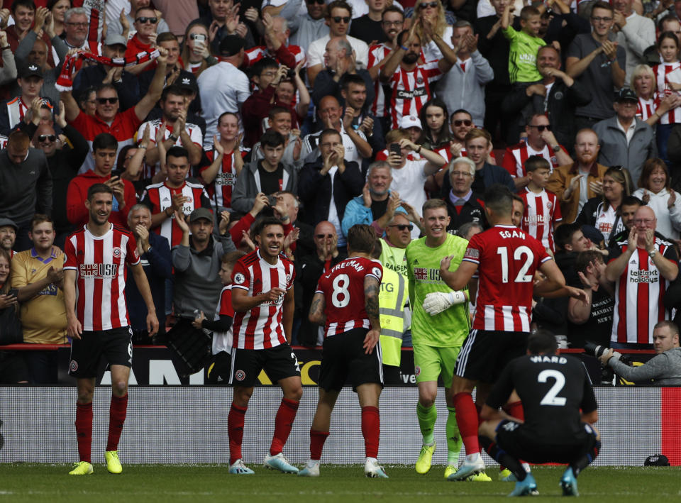 Los jugadores del Sheffield United celebran tras ganar el partido de la Liga Premier inglesa contra el Crystal Palace, en Sheffield, Inglaterra, el domingo 18 de agosto de 2019. (AP Foto/Rui Vieira)