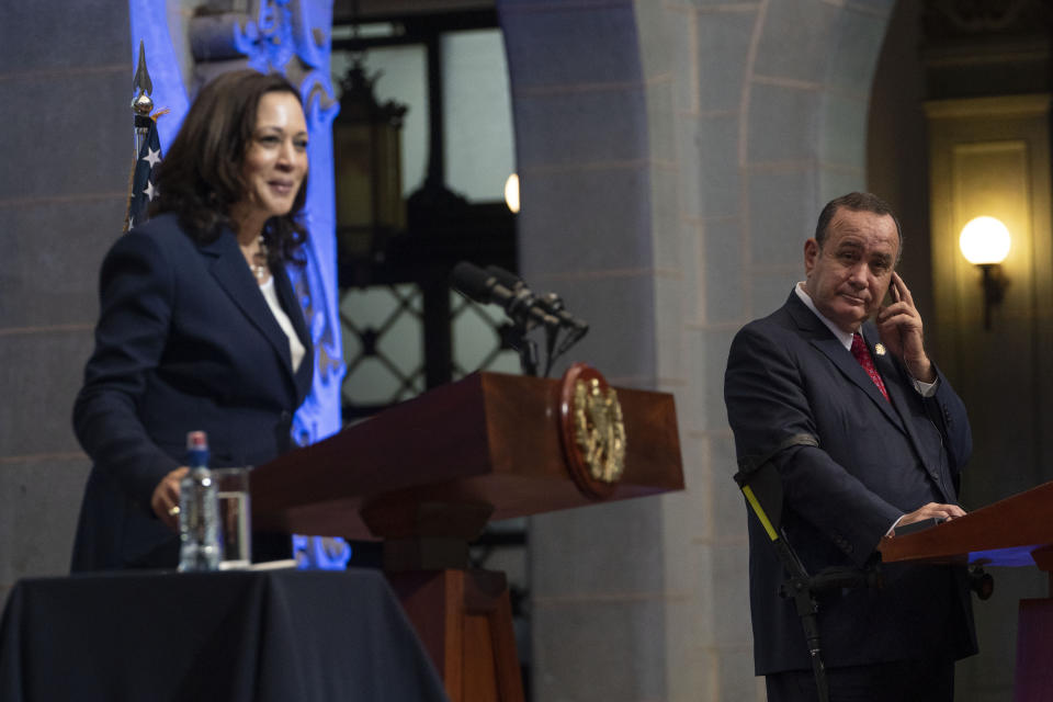 El presidente guatemalteco Alejandro Giammattei, a la derecha, escucha a la vicepresidenta Kamala Harris durante una conferencia de prensa el lunes 7 de junio de 2021 en el Palacio Nacional en la Ciudad de Guatemala. (AP Foto/Jacquelyn Martin)