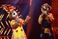 Ihr erster Auftritt war eine Sensation: Noch nie zuvor waren Kandidaten bei "The Masked Singer" im Team aufgetreten. ProSieben hatte vor der Eröffnungsshow verschwiegen, dass nicht ein, sondern zwei Erdmännchen auftreten. Aufgrund der Corona-Beschränkungen kann es eigentlich nur ein echtes Liebespaar sein, das sich hinter den Masken verbirgt, oder? (Bild: ProSieben / Willi Weber)