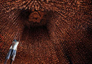 <p>An artisan hangs decorative pieces at a pandal, or a temporary platform, for the upcoming Hindu festival of Durga Puja, in Kolkata, India, Sept. 25, 2016. (Photo: Rupak De Chowdhuri/Reuters)</p>