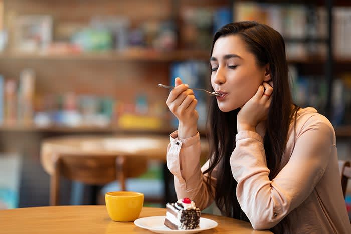 mujer comiendo tarta