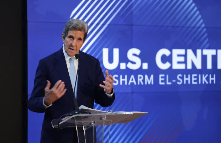 El enviado presidencial especial de Estados Unidos para el clima, John Kerry, hablando durante la conferencia clim&#xe1;tica COP27 en Sharm el-Sheikh, Egipto. (Sean Gallup/Getty Images)