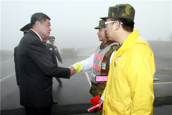 國防部長高華柱廿九日視導國軍示範公墓，慰勉陸軍工兵部隊官兵支援墓園整修、服務工作的辛勞。（軍聞社記者方正攝）