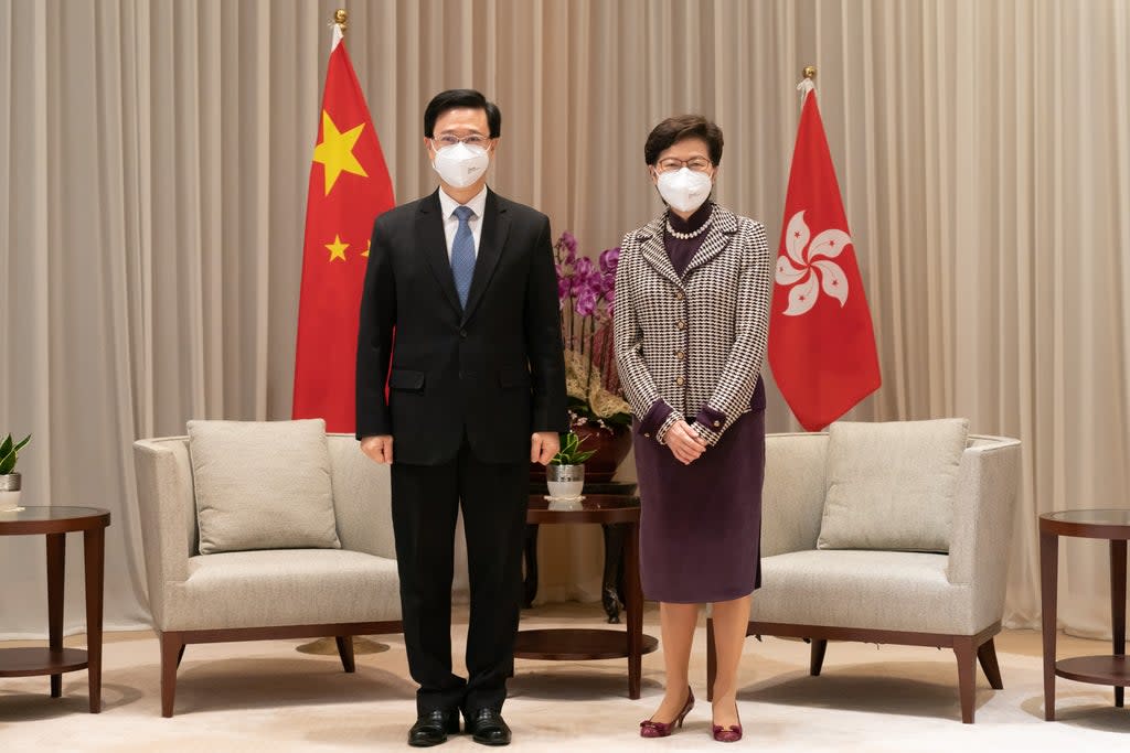  Hong Kong Chief Executive-elect John Lee (L) poses for photos with Chief Executive Carrie Lam (Getty Images)