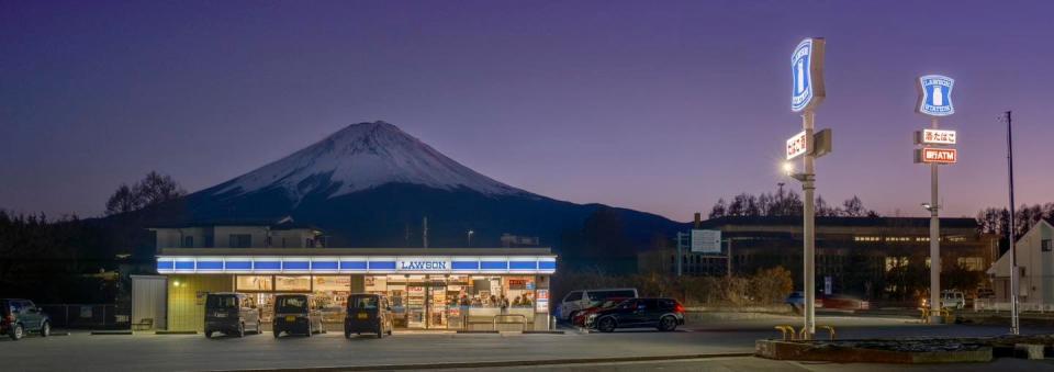 Dopo il tramonto, l'area di Lawson, ai piedi del Monte Fuji, sembra ancora più magica.  (Foto dalla pagina Facebook 