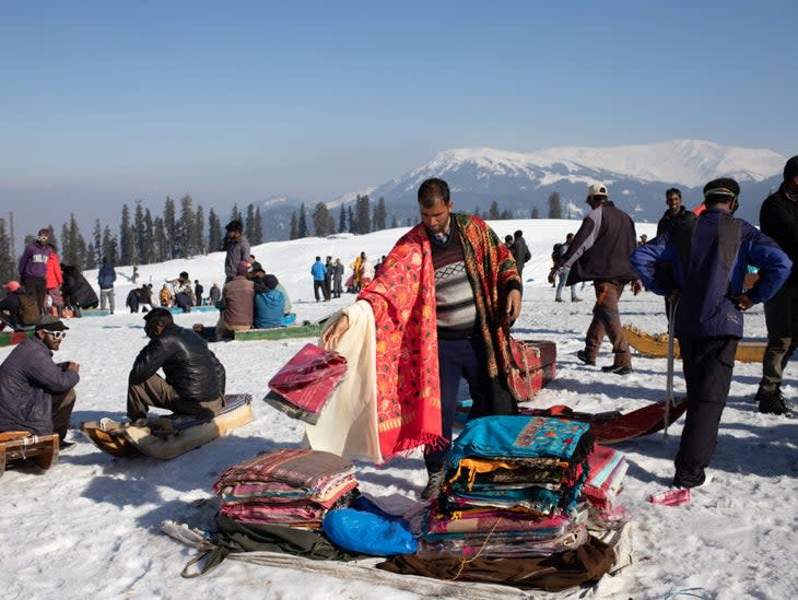 Vibrant scenes in Gulmarg as traditional Kashmiri pashmina shawl vendors set up shop along Phase 1 of the scenic ski trail. (Photo: Zishaan A. Latif)