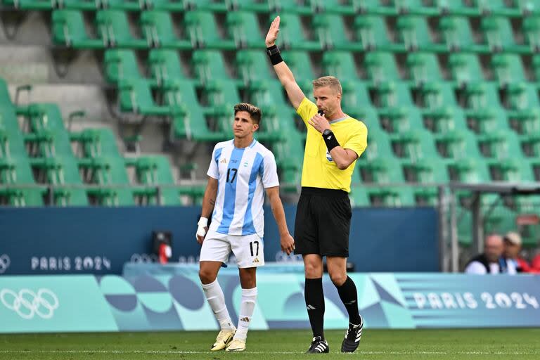 El árbitro sueco Glenn Nyberg señala el offside del segundo gol argentino una hora y media después de ocurrido, ante la impotencia de Giuliano Simeone