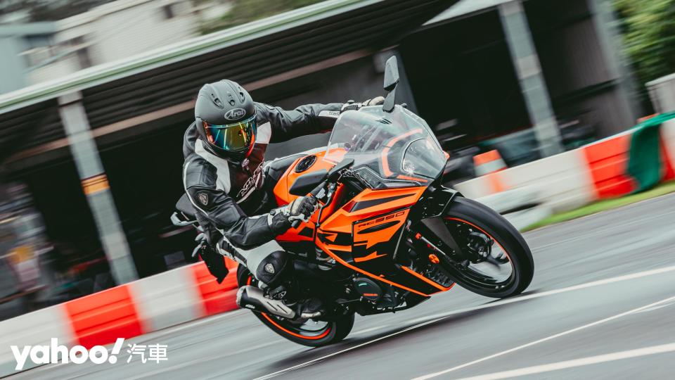 2022 KTM RC390 熱血改款！賽事淬鍊後的輕檔街跑巔峰？