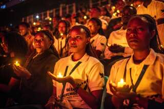 Le 7 avril 2024, à Kigali (Rwanda). De jeunes Rwandais tiennent des bougies lors d’une commémoration des 30 ans du génocide. . Photo LUIS TATO/AFP