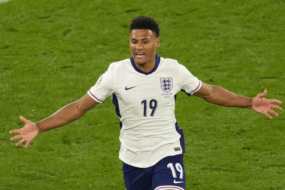 Ollie Watkins, de la selección de Inglaterra, festeja luego de marcar el segundo tanto de su equipo ante Holanda en la semifinal de la Eurocopa, el miércoles 10 de julio de 2024, en Dortmund, Alemania (AP Foto/Andreea Alexandru)