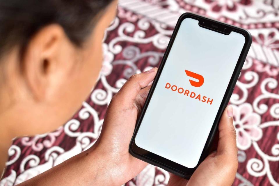 A female DoorDash driver says she was “penalized” by the food delivery company for refusing to drop off an order to a male nudist. picsmart – stock.adobe.com