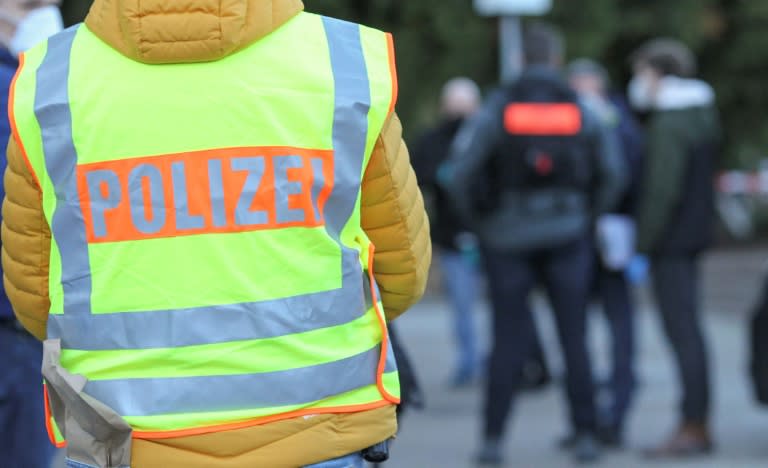 Einen Monat nach einem tödlich verlaufenen Polizeieinsatz im niedersächsischen Nienburg an der Weser sind gegen einen beteiligten Beamten dienstrechtliche Ermittlungen wegen des Verdachts auf rechtsextremistische Positionen eingeleitet worden. (Daniel ROLAND)