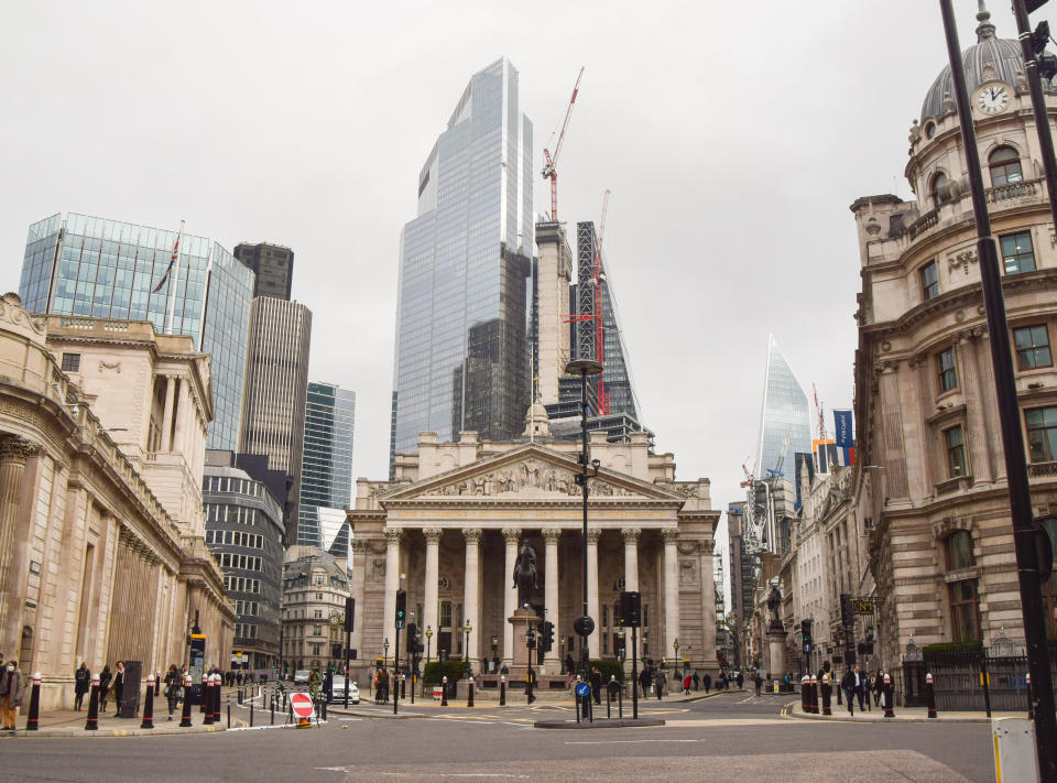 LONDON, UNITED KINGDOM - 2021/12/14: General view of the Bank of England, the Royal Exchange and the streets outside Bank station in the City of London, the capital's financial district. (Photo by Vuk Valcic/SOPA Images/LightRocket via Getty Images)