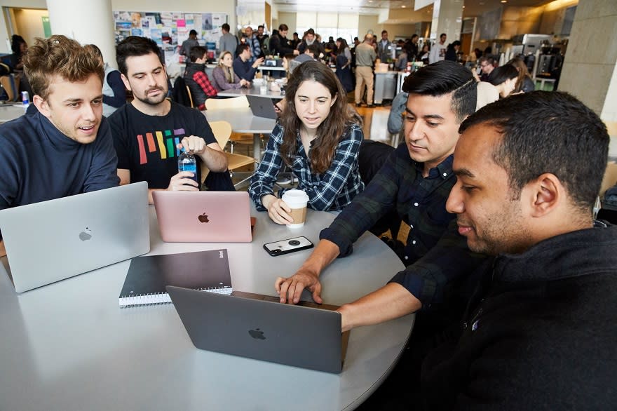 Los estudiantes de ingeniería en Inteligencia Artificial se forman en matemática, programación y algoritmos de la inteligencia artificial. 