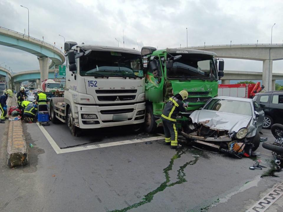 台北港6日上午發生一起聯結車與砂石車車禍，並追撞4台汽車與1輛重型機車，現場汽車零件四散，造成1位50多歲重機女乘客當場失去呼吸心跳。（翻攝畫面／中央社）