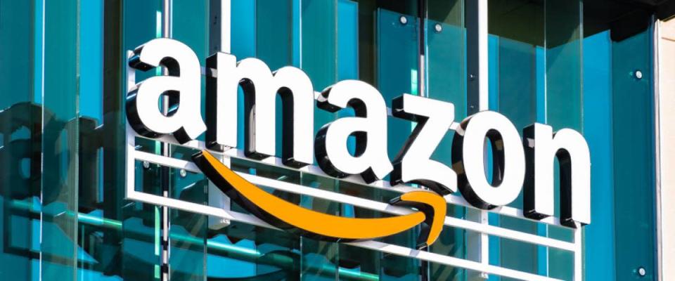 Un prim plan al siglei Amazon și al simbolului Smile la unul dintre birourile lor corporative situate în Silicon Valley, zona golfului San Francisco