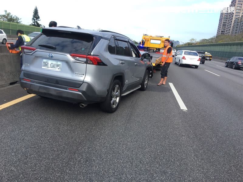 張善政的私車，目前已由拖吊業者脫離現場排除事故。（圖／翻攝畫面）