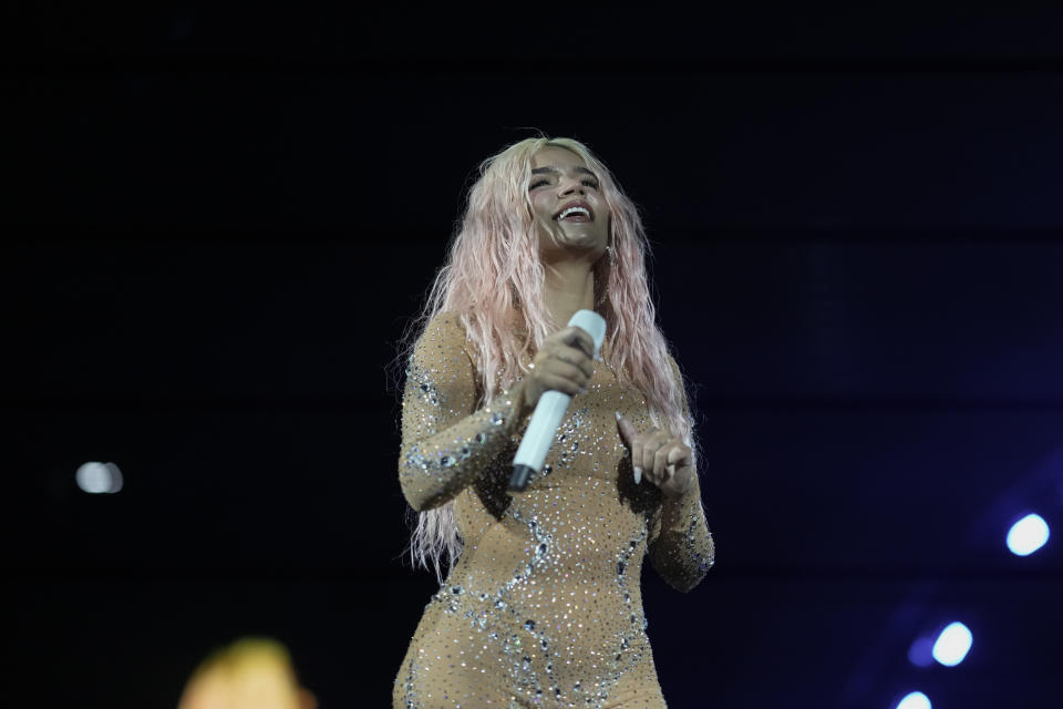 Karol G durante un concierto de su gira "Mañana será bonito" en el Estadio Azteca de la Ciudad de México el jueves 8 de febrero de 2024. (Foto AP/Eduardo Verdugo)