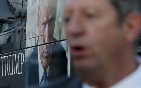 U.S. Republican presidential candidate Michael Petyo speaks to people lining up to get into a Republican presidential debate in Milwaukee, Wisconsin, November 10, 2015. REUTERS/Jim Young