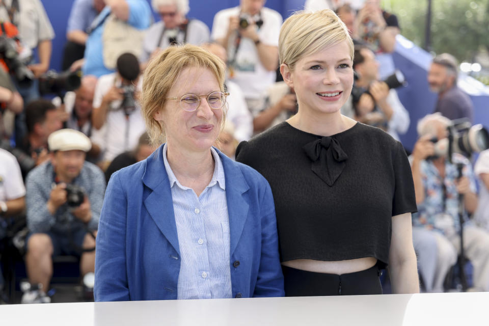 La directora Kelly Reichardt, a la izquierda, y la actriz Michelle Williams posan con motivo del estreno de su película "Showing Up" en el Festival de Cine de Cannes, en el sur de Francia, el sábado 28 de mayo de 2022. (Foto por Vianney Le Caer/Invision/AP)