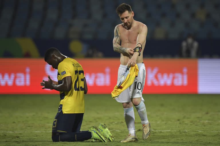 Moisés Caicedo reza mientras Lionel Messi camina: Argentina goleó a Ecuador.