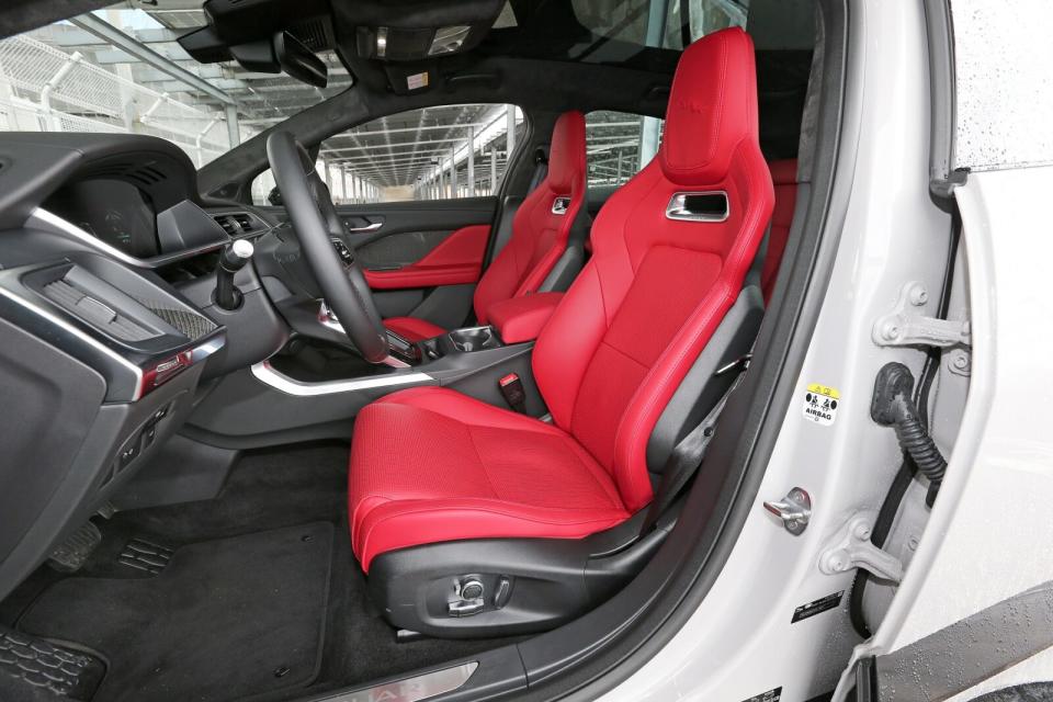 升級標配跑格十足的14向電調高性能座椅，大幅提升包覆性之餘也保有足夠的舒適度表現。