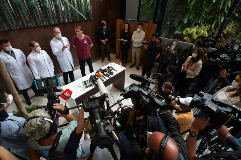 Conférence de presse du président brésilien Jair Bolsonaro aux côtés de ses médecins à Sao Paulo, au Brésil, le 5 janvier 2022 (AFP/NELSON ALMEIDA)